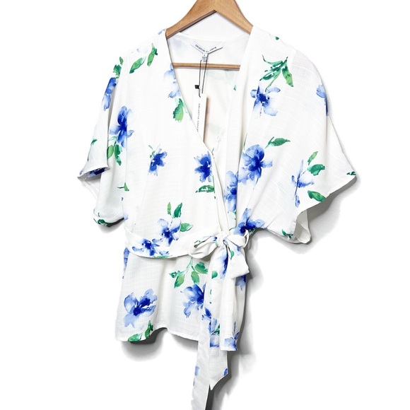 New with Tags Collective Concepts Women’s Floral Wrap Style Short Sleeve Blouse - Picture 2 of 16